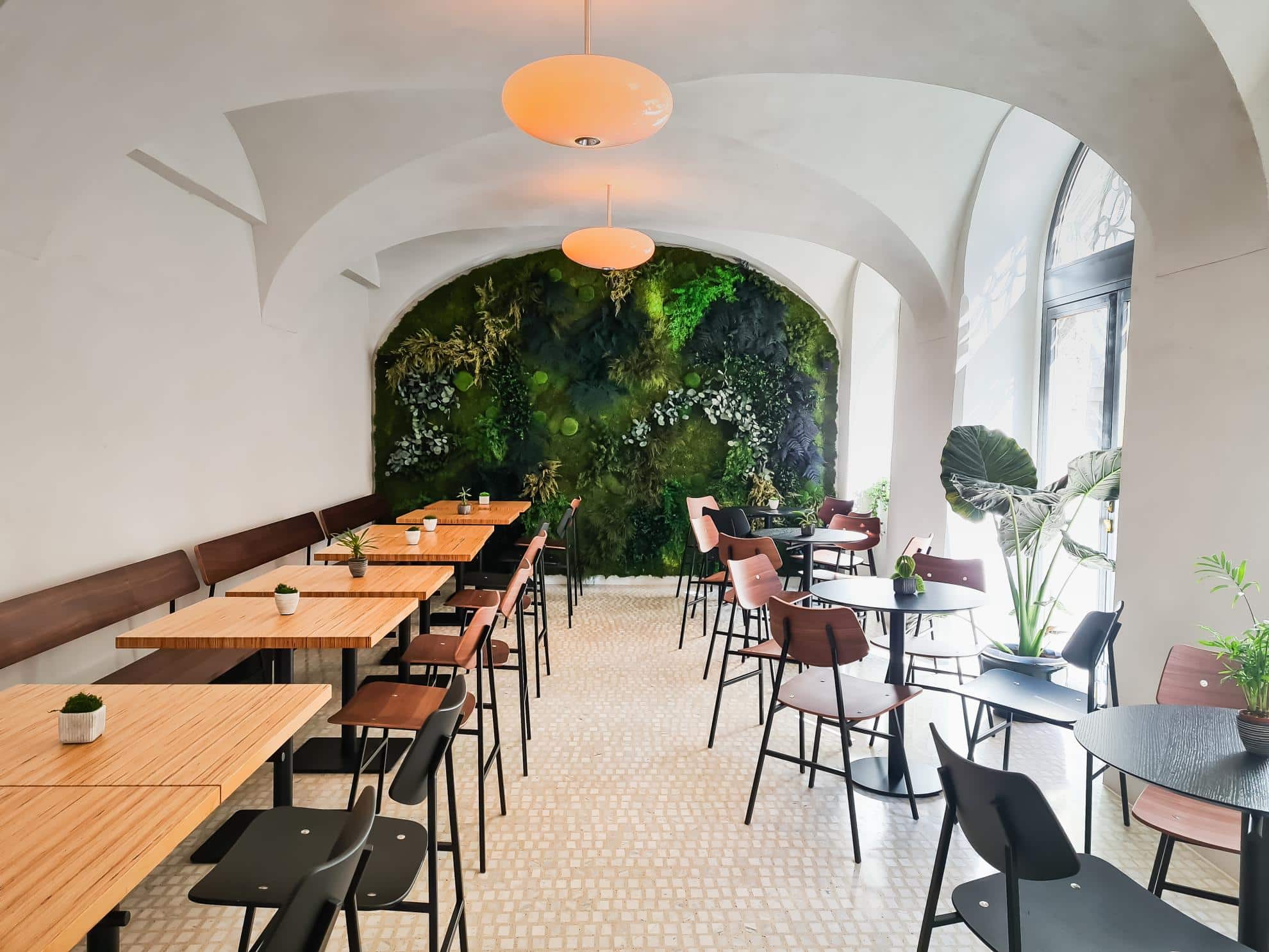 Cafe Innenraum Aufnahme mit Sicht auf Grünwand und Boden aus Terrazzo im Innrain 2